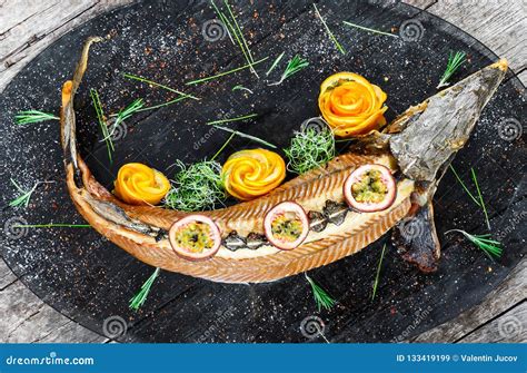 Pescados Cocidos Del Esturi N Con Romero El Lim N Y La Fruta De La