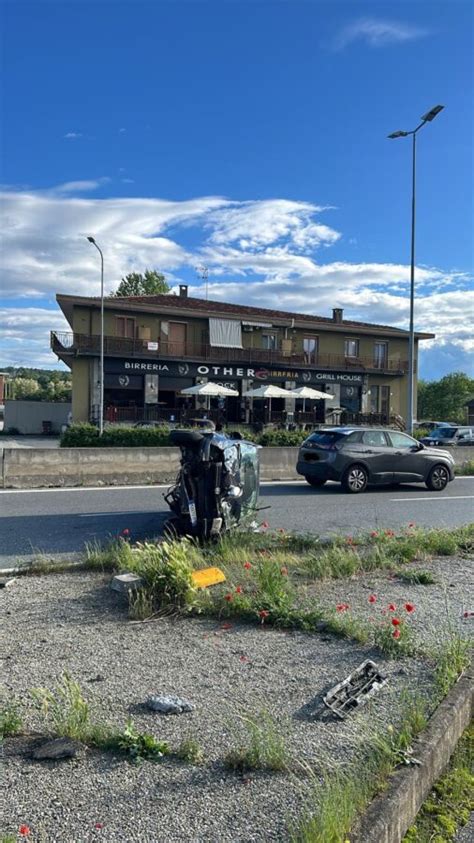 Valsusa Incidente Sulla Statale Auto Si Ribalta Ferita Una Donna