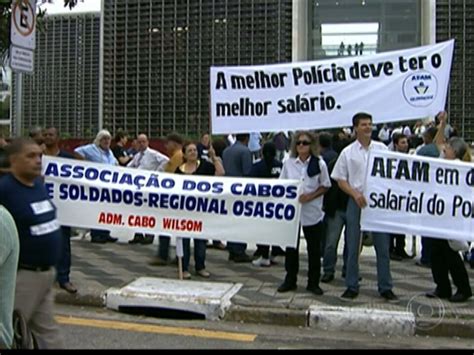 Vídeo Centenas de PMs tentam impedir votação de lei que prevê aumento