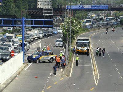 BURUH BLOKIR JALAN ANTARA Foto