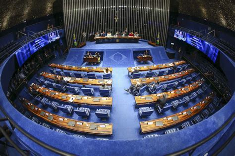 Senado traz de volta auxílio em dobro para pais solteiros