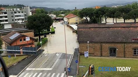 Il Fiume Savio Esonda Cesena In Ginocchio Per Gli Allagamenti Auto