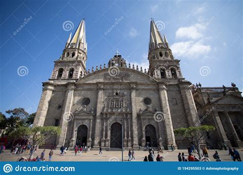 Frente A La Catedral De Guadalajara En Guadalajara Foto De Archivo