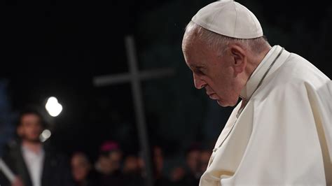 Papa en el Vía Crucis veamos en la cruz de Jesús las cruces del mundo