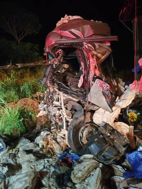 Motorista Sofre M Ltiplas Fraturas Ap S Batida Entre Duas Carretas Na