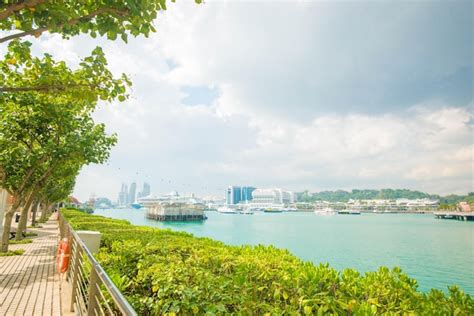 Una Hermosa Vista De La Isla Sentosa Ubicada En Singapur Foto Premium