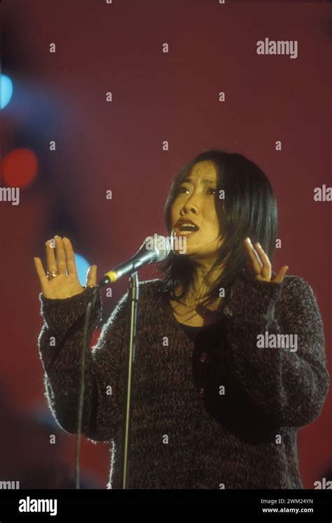 MME4779101 Cité du Vatican décembre 1999 La chanteuse chinoise Yu