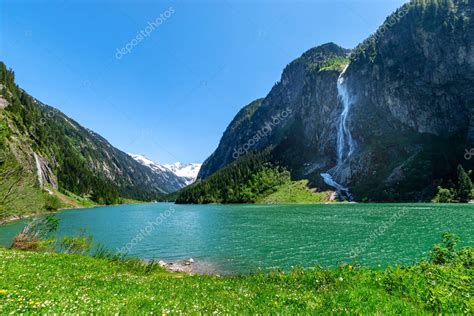 Paisaje De Monta A Con Claro Lago De Color Turquesa Y Cascada En Los