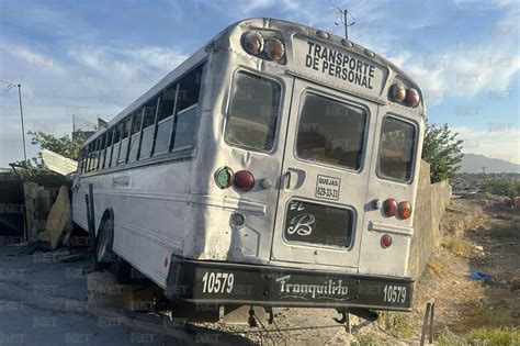 Camión de transporte de personal se mete hasta vivienda