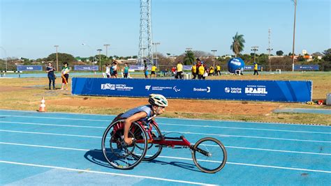 Velocista Na Cadeira De Corrida Fatura Dois Ouros Na Estreia Entre