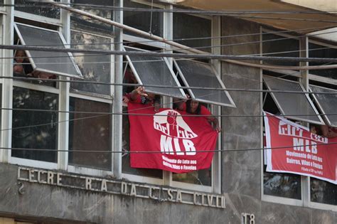 Famílias desocupam prédio e acampam em frente ao Palácio da Liberdade