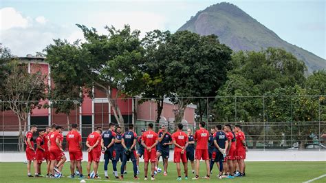 Em Prepara O Para Enfrentar O Fluminense Uni N Treina Na G Vea