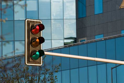 Como se comportar na moto ao parar em um semáforo Confira Turismo2Rodas