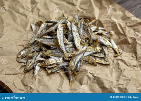 Pequeno Sardelle Peixe Seco Em Pano De Fundo De Papel Amassado Foto De