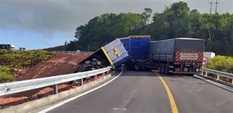 Colisão entre duas carretas acaba em tombamento e interdição da BR 101