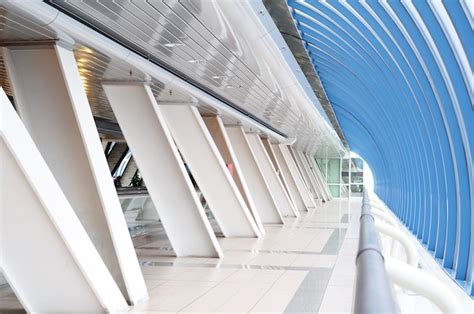 Un Edificio Con Techo Azul Y Columnas Blancas Foto Premium