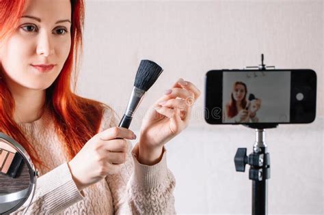 Influenciante Blogger De Belleza Lidera El Flujo En Línea Mujer Joven