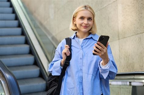 Retrato De Una Joven Estudiante Universitaria Con Mochila Y Tel Fono