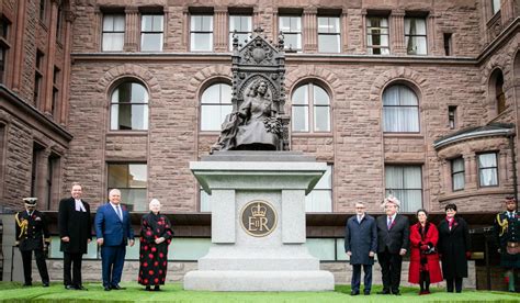 People are divided over new statue of Queen Elizabeth II at Queen’s ...