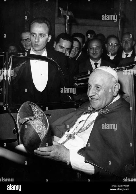 Pope John Xxiii On His 400 Mile Pilgrimage Around Italy Stock Photo Alamy