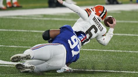 Dexter Lawrence fights through blockers to sack Baker Mayfield | Giants ...