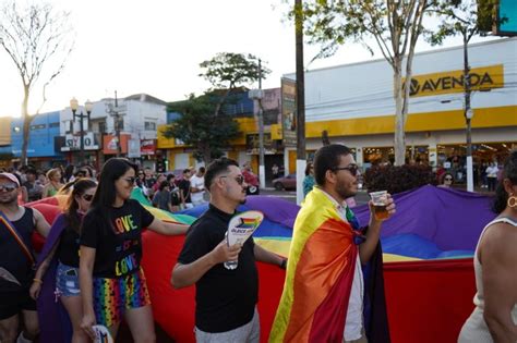 Parada LGBTQIA reúne centenas de pessoas por mais respeito à diversidade