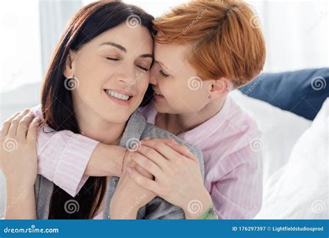 Hap Femme Souriante Pendant Qu Elle Se Serre Dans Ses Bras Image Stock