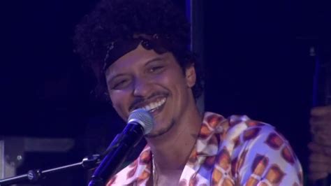 The Town Bruno Mars toca Evidências e Chitãozinho e Xororó reagem