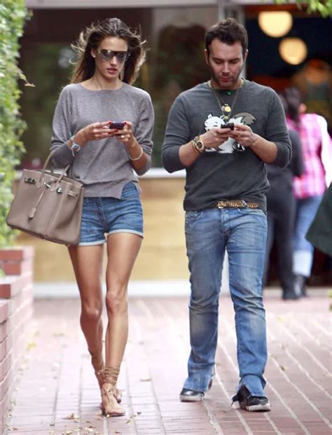 Photos Alessandra Ambrosio Affiche Ses Jambes Interminables Dans Un