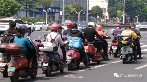 不戴頭盔騎電動車上路將受處罰？警方的說法有點不一樣 每日頭條