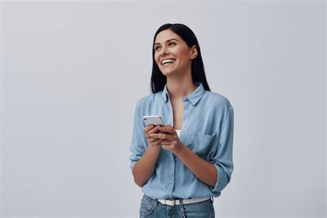 Mulher Jovem E Atraente Usando Um Telefone Inteligente E Sorrindo Em P