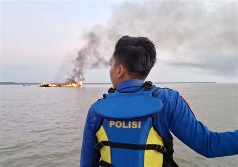 Media Center Nahkoda Dan ABK KLM Sinar Selamat Saat Kapal Terbakar Di