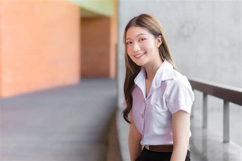 Retrato de um estudante tailandês adulto em uniforme universitário uma