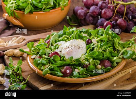 Ensalada de Canónigos con huevo nueces y uvas simple sano y