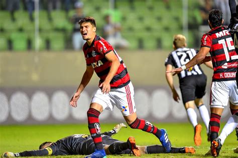 Thuler cai nas graças da torcida do Flamengo FlaResenha