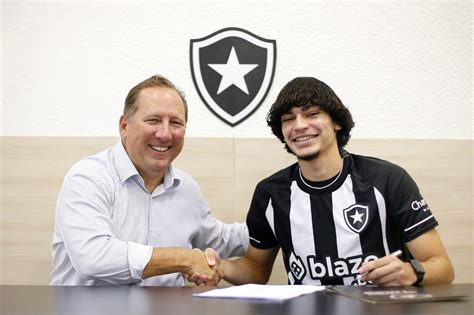 Botafogo anuncia renovação de contrato de Matheus Nascimento até 2025