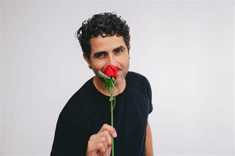 Hombre Latino De Mediana Edad Que Huele Una Rosa Mientras Mira La