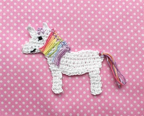 Kleines Einhorn mit Regenbogenmähne Gehäkelte Applikation zum