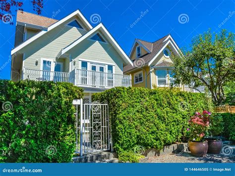 Maison R Sidentielle Avec La Porte D Entr E Et La Haie Verte Dans L