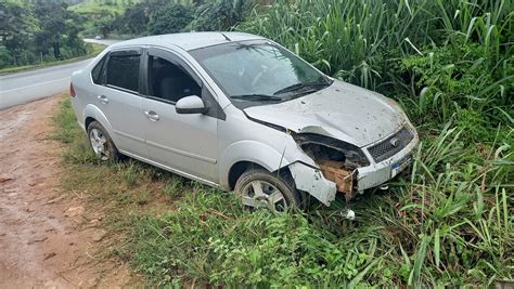 Portal Caparaó Motorista perde controle direcional do veículo e sai