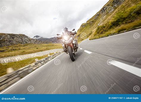 Motociclista En Carretera Alpina Imagen De Archivo Imagen De Inferior