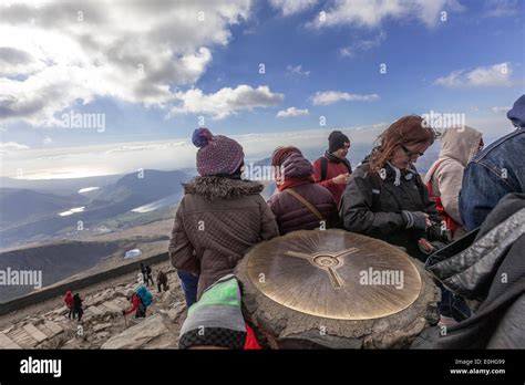 Snowdon summit hi-res stock photography and images - Alamy