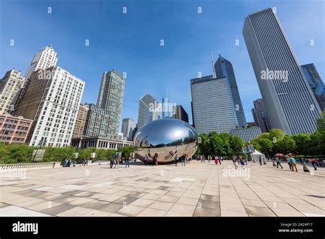 Chicago skyline and Chicago Bean Stock Photo - Alamy