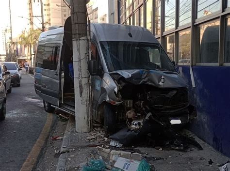 Van Bate Em Carro Estacionado E S Para Ao Atingir Muro De Ag Ncia