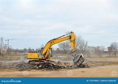 Excavator With Crusher Bucket For Crushing Concrete Construction Waste