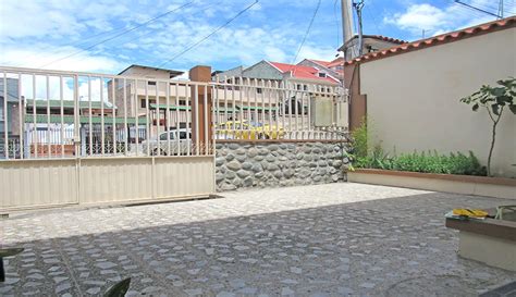 AMPLIA CASA CON DOS DEPARTAMENTOS Y VERDE EN VENTA Cuenca Mandato Paredes