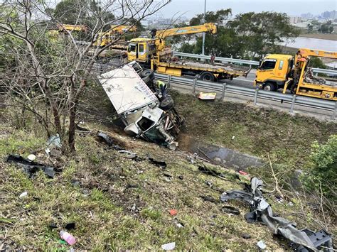 快訊國3北向竹南段驚悚車禍！小黃、大貨車碰撞衝落邊坡 車身碎爛釀3傷