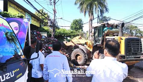 NUSABALI Sekda Alit Wiradana Pantau Pengangkutan Sampah Di TPS