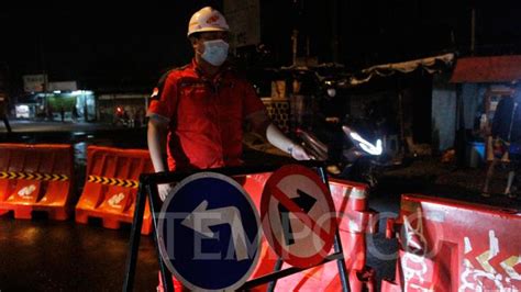 Situasi Penutupan Perlintasan Kereta Jalan Dewi Sartika Depok Foto