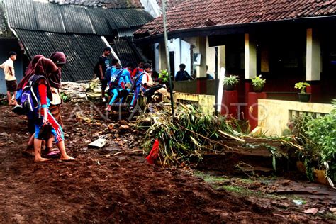 Banjir Bandang Terjang Sekolah Antara Foto